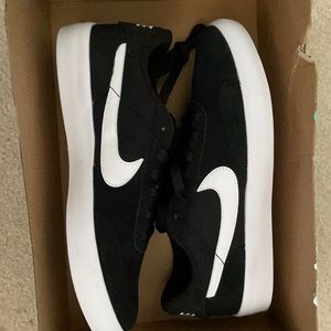NIKE SB HERITAGE VULCAN BLACK AND WHITE SKATE SHOE